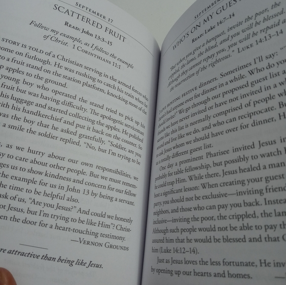 And He Walks With Me 365 Daily Reminders of Jesus Love NIB - Picture 3 of 3